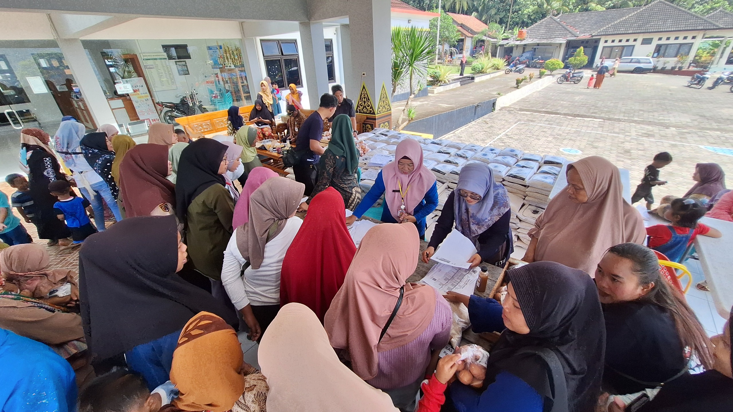 PENYALURAN SUBSIDI HARGA PANGAN TINGKAT KONSUMEN DI KECAMATAN BRUNO KABUPATEN PURWOREJO